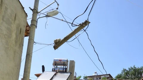 Manisa'da Tehlikeli Telefon Direği Parçası