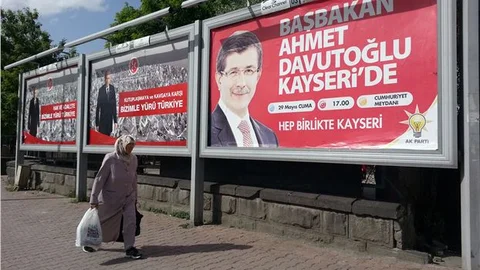 Kayseri'de Roma Kalesi Siyasi Materyallerle Donatıldı