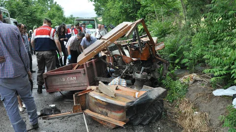 Balıkesir'de Traktör-Tanker Kazası