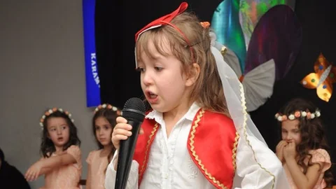 Karamürsel'de Minik Kızın İstiklal Marşı Duygusu