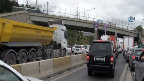 Kamyondan Molozlar Yola Saçıldı
