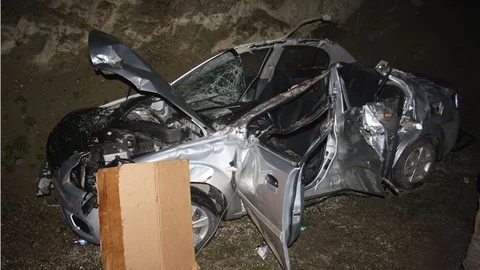 Otomobil Dorseye Çarptı, 2 Ölü