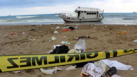 Alanya'da Mülteci Teknesi Karaya Vurdu