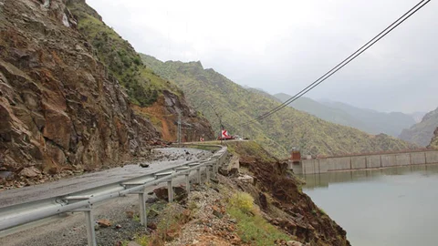 Oltu'da Heyelan Nedeniyle Yol Kapandı