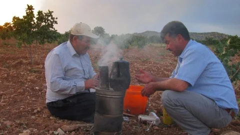 Arabanlı Fıstık Üreticileri Közde Çay Keyfi Yapıyor