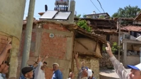 Manisa'da Tehlikeli Telefon Direği