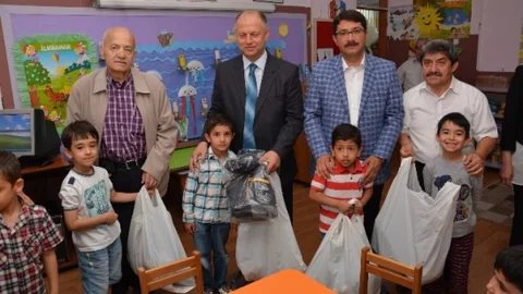 Şehzadeler'de Öğrencilere Karne Hediyesi Dağıtımı