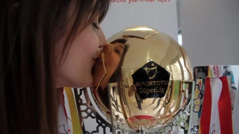 Galatasaray Şampiyonluk Kupasını Tanıttı