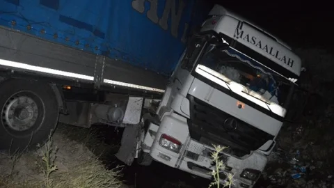 Adıyaman'da TIR Dereye Düştü