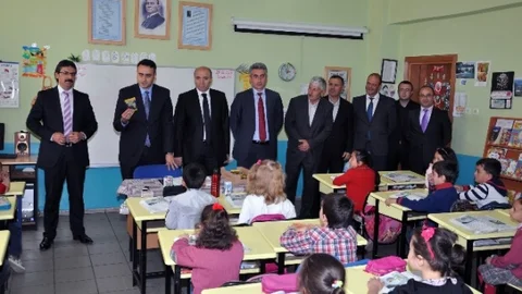 Gümüşhane'de Öğrencilere Kuru Üzüm İkramı