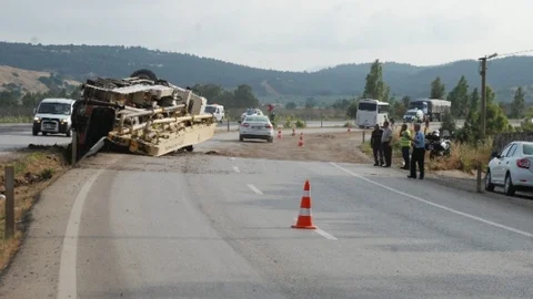 İzmir'de Trafik Kazası: 3 Yaralı