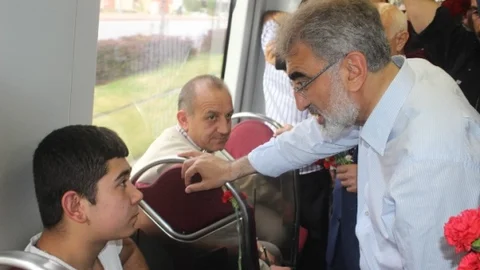 Kayseri'de Bakan Yıldız Karanfil Dağıttı