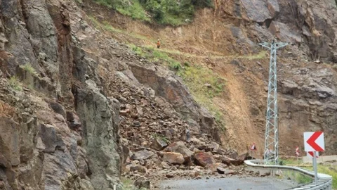 Oltu'da Heyelan Nedeniyle Yol Kapandı