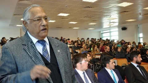 Prof. Dr. Türkmen Konferans Verdi