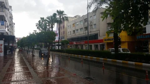 Antalya'da Yağmur Ve Fırtına Etkisi