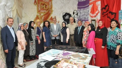 İzmit'te Yılsonu Sergisi Açıldı