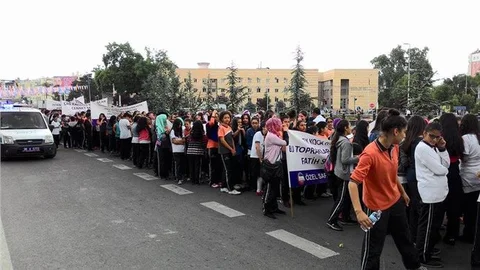 Kayseri'de Başbakan Mitingi İçin Öğrenciler Getirildi