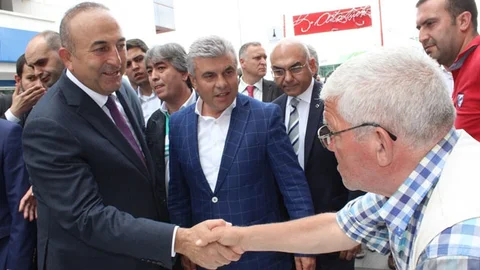İzmir'de Bakan Çavuşoğlu Esnafı Ziyaret Etti
