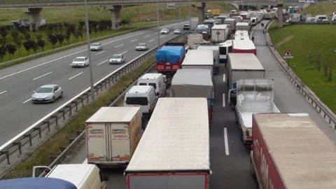 TEM Otoyolu'nda TIR Minibüs Çarpması