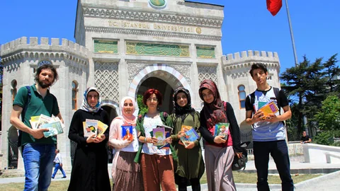 İstanbul'da Öğrenciler Kitap Topluyor