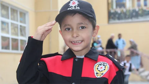 Minik Muzaffer Polis Oldu