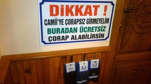 Ünye'de Camiye Ücretsiz Çorap Dağıtılıyor