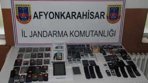 Afyonkarahisar'da Kaçak Cep Telefonu Ele Geçirildi