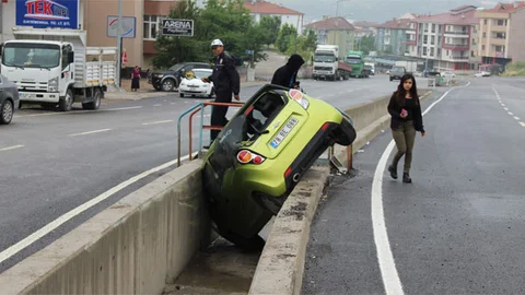 Karabük'te Otomobil Su Kanalına Düştü