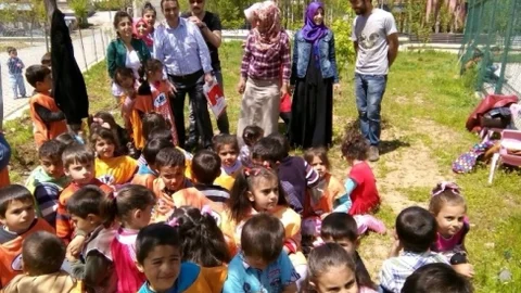Muş'ta Minik Öğrenciler Fidan Dikti