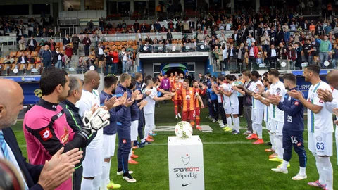 Çaykur Rizespor'dan Galatasaray'a Saygı Duruşu