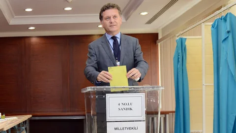 Azerbaycan'da Türk Seçmenler Oy Kullanıyor