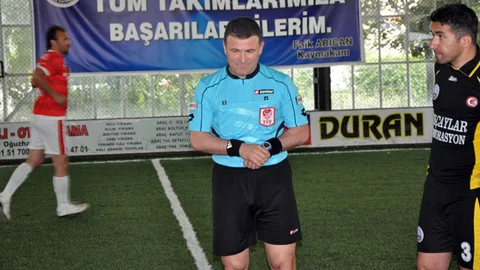 İlker Meral Halı Sahada Futbol Maçı Yönetti