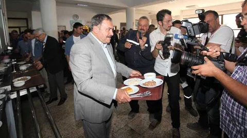 İzmir Aliağa'da Bakan Eroğlu İşçilerle Yemek Yedi