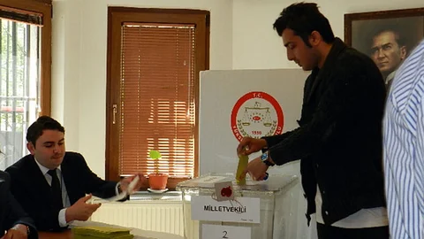 Kosova'da Türkler Oy Kullanıyor