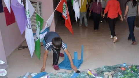 Diyarbakır'da HDP Seçim Bürosuna Saldırı Protestosu