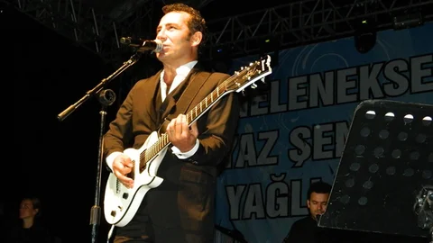 Ferhat Göçer Zonguldak'ta Coşkuyla Konser Verdi