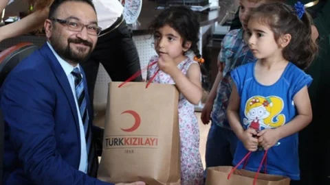 Minik Öğrencilerden Kızılay Kumbarası