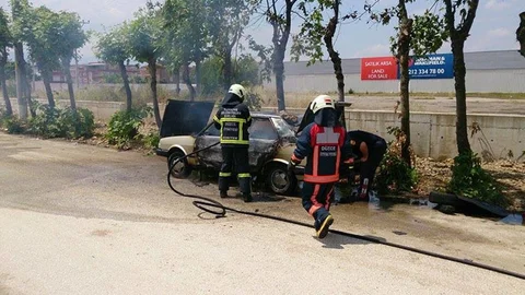 Düzce'de Park Halindeki Araç Yandı