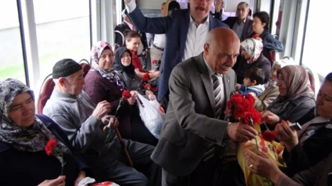 İsmail Tamer Tramvayda Karanfil Dağıttı