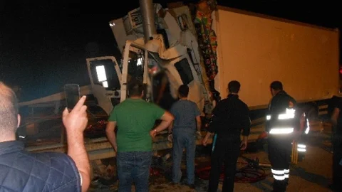 Bilecik Osmaneli'nde Karpuz Yüklü Kamyon Kaza Yaptı