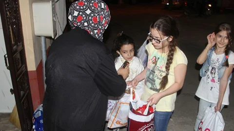 Bursa'da Çocuklar Geleneksel Kandil Kutlaması Yapıyor