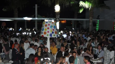 Kuşadası'nda Eğlence Mekanları Açıldı