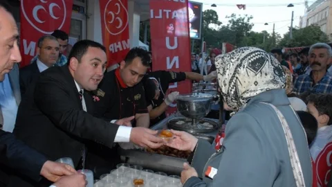 MHP Meram'da Lokma Tatlısı Dağıttı