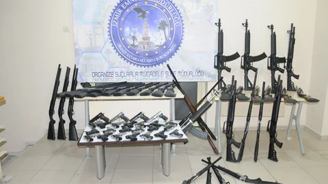 İzmir'de Silah Kaçakçıları Gözaltına Alındı