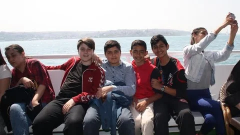 Beyoğlu'nda Öğrenciler Boğaz'da Eğleniyor