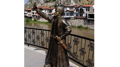 Amasya'da Selfie Çeken Şehzade Heykeli Yenilendi