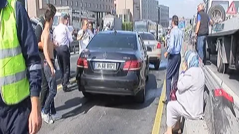 Sefaköy'de Metrobüs Yolunda Kaza
