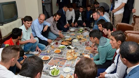 Numan Kurtulmuş, öğrencilerle menemen yedi