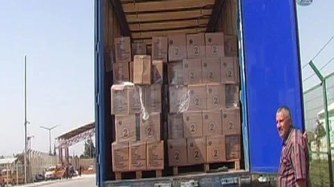 Azez'de Türkmenlere gıda yardımı