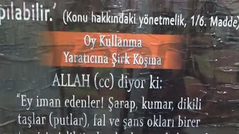 Adapazarı'nda 'oy kullanmayın' afişleri asıldı